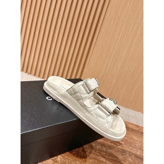 Slippers, beach shoes
