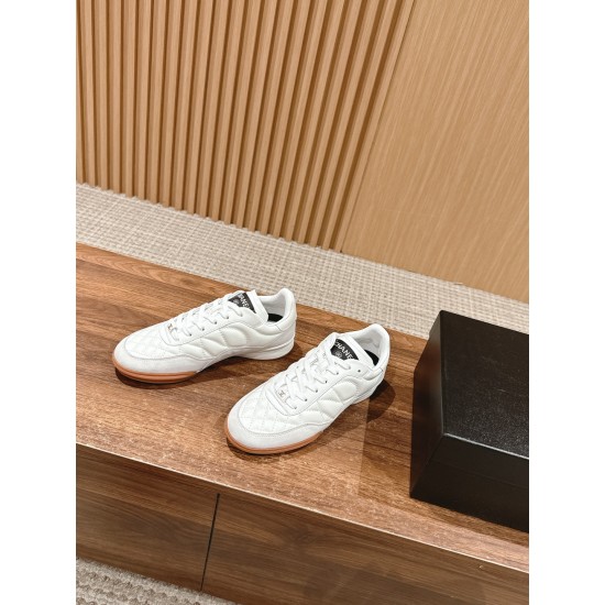 Tennis shoes