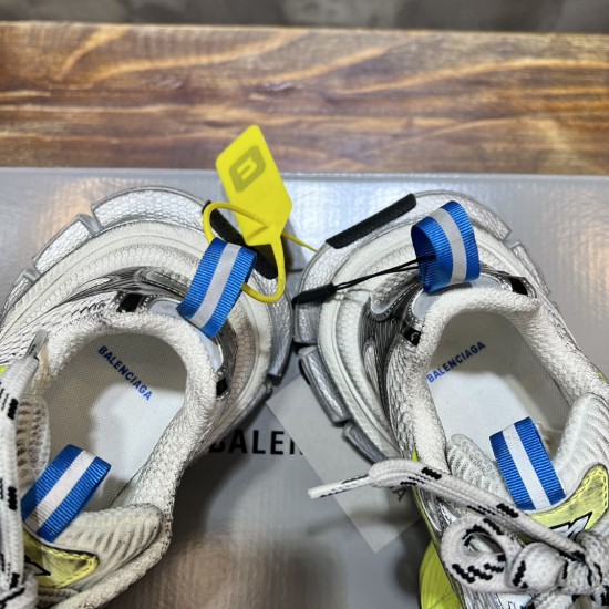 3XL sneaker runner