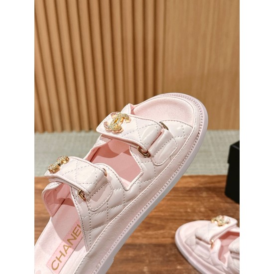Slippers, beach shoes