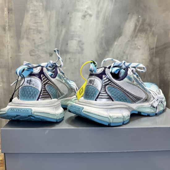 3XL sneaker runner