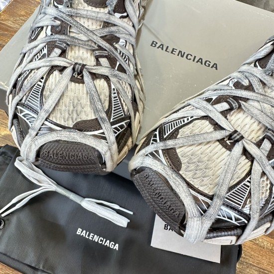 3XL sneaker runner