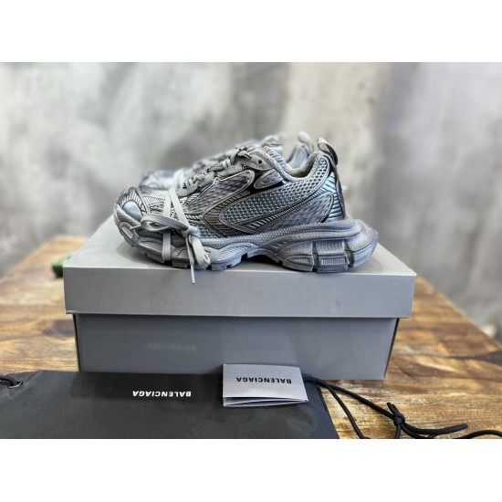 3XL sneaker runner
