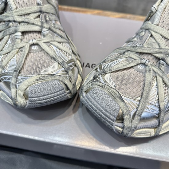3XL sneaker runner