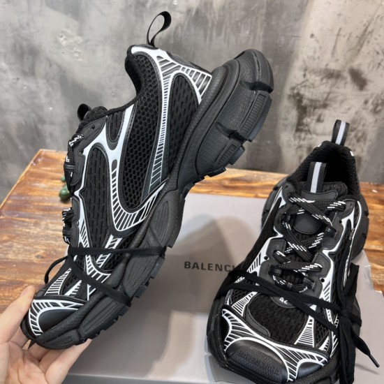 3XL sneaker runner