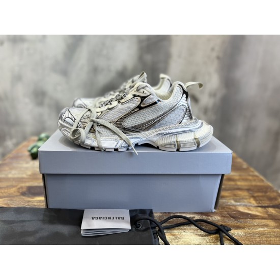 3XL sneaker runner