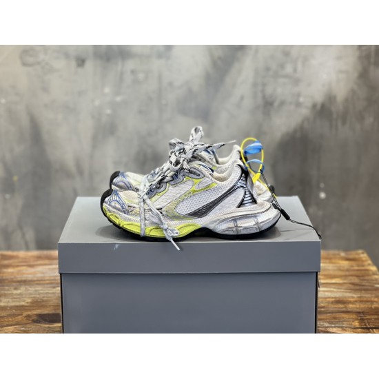 3XL sneaker runner