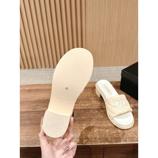 Slippers, beach shoes