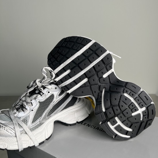 3XL sneaker runner