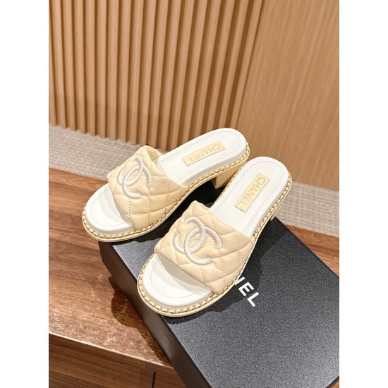 Slippers, beach shoes