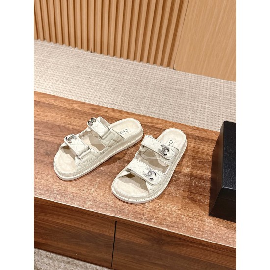 Slippers, beach shoes