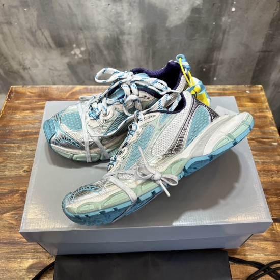 3XL sneaker runner