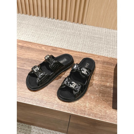 Slippers, beach shoes