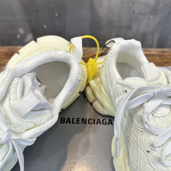 3XL sneaker runner
