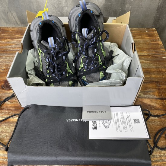 3XL sneaker runner