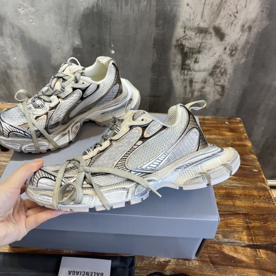 3XL sneaker runner