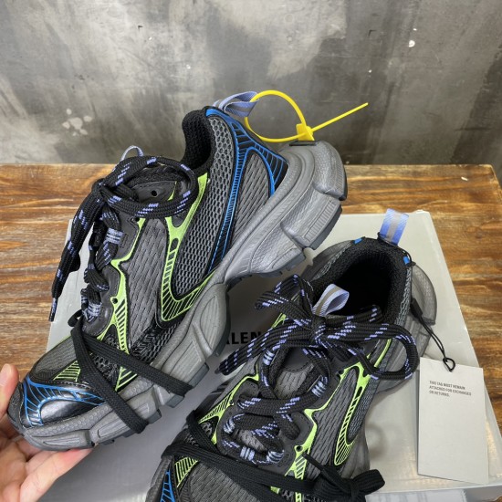 3XL sneaker runner