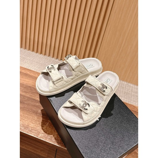 Slippers, beach shoes