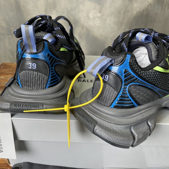 3XL sneaker runner