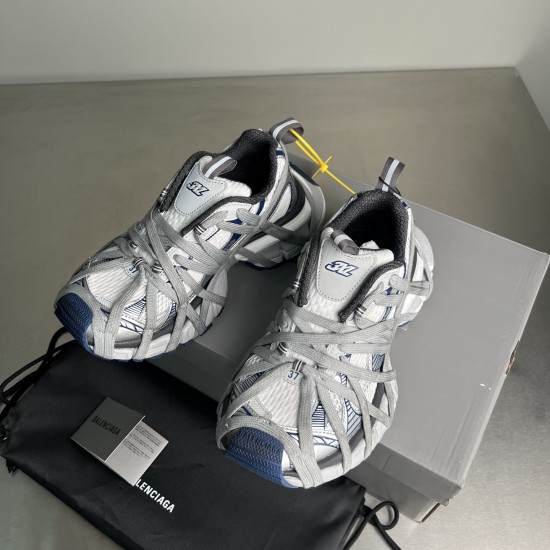 3XL sneaker runner