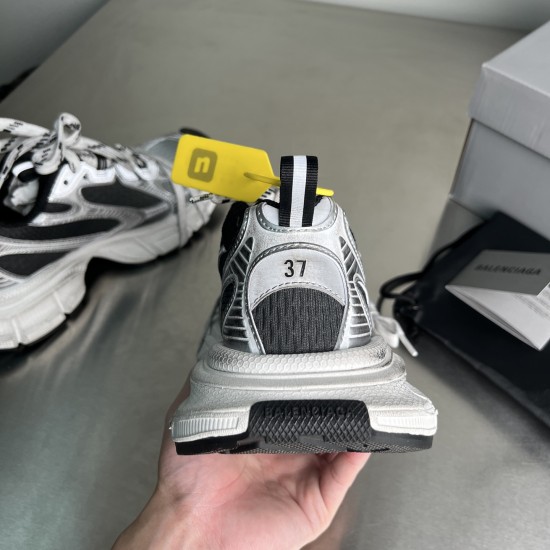 3XL sneaker runner