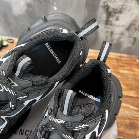3XL sneaker runner