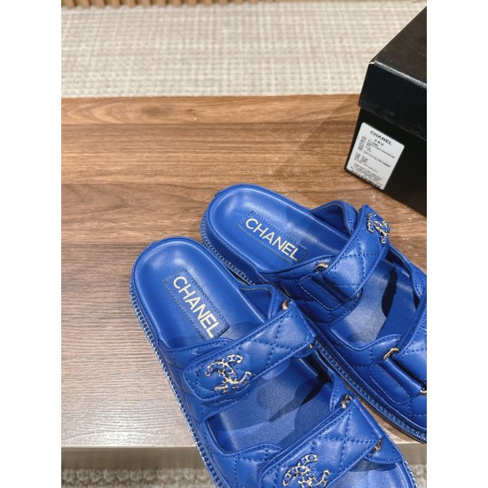 Slippers, beach shoes