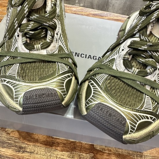 3XL sneaker runner