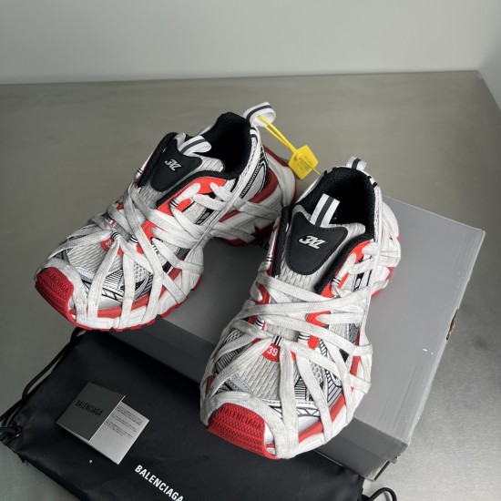 3XL sneaker runner