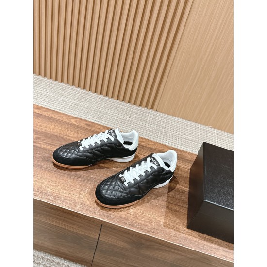 Tennis shoes