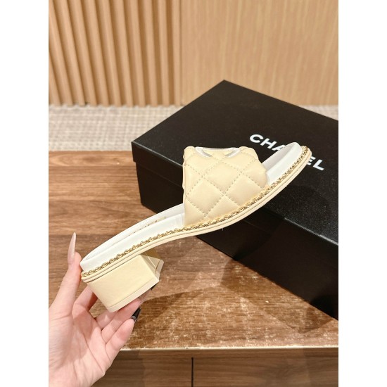 Slippers, beach shoes