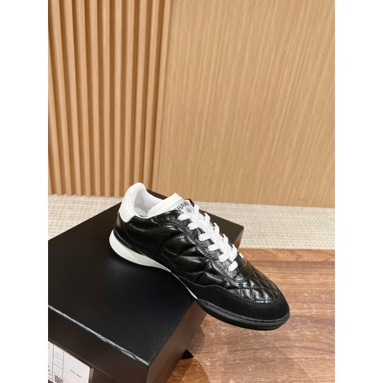 Tennis shoes