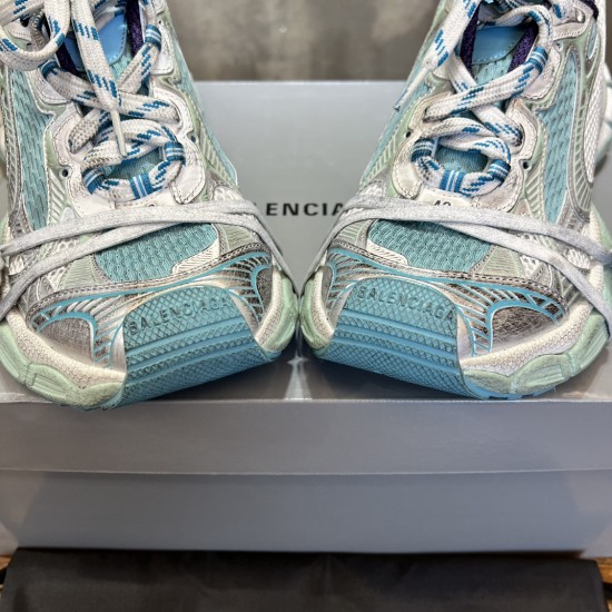 3XL sneaker runner