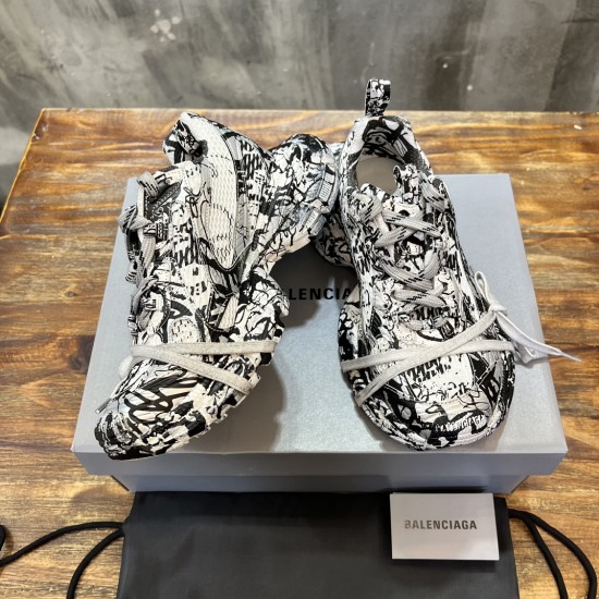 3XL sneaker runner