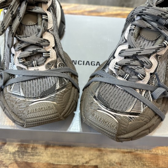 3XL sneaker runner