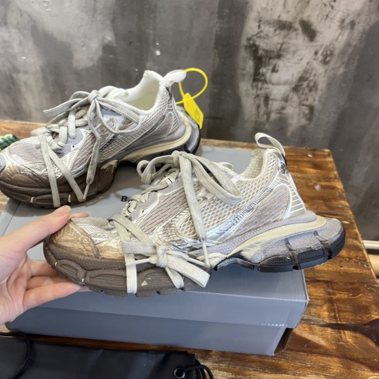 3XL sneaker runner