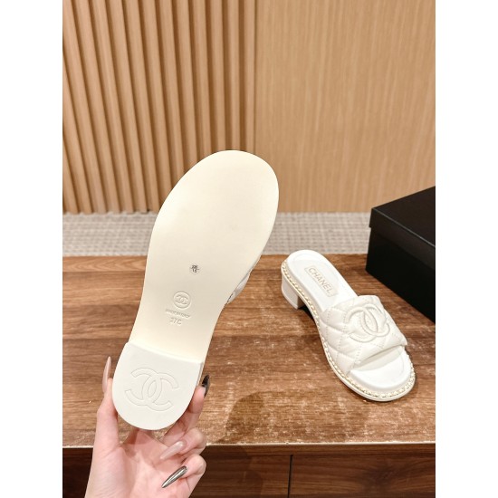 Slippers, beach shoes