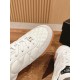 Tennis shoes