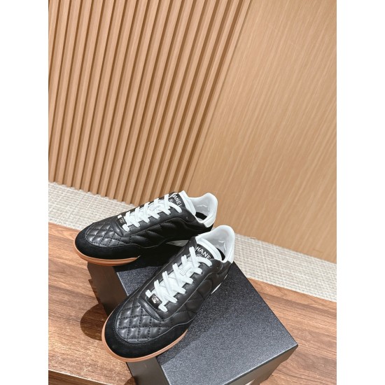 Tennis shoes