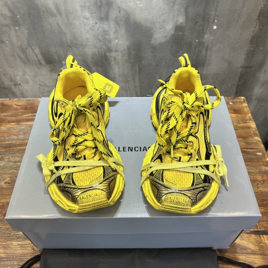 3XL sneaker runner