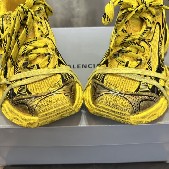 3XL sneaker runner