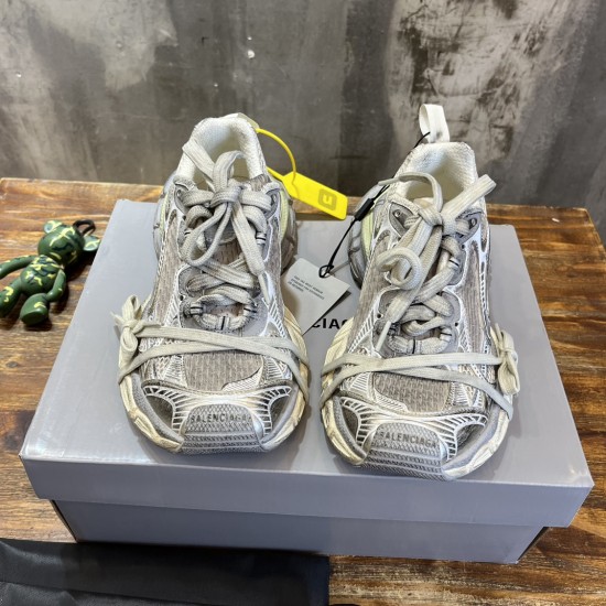 3XL sneaker runner