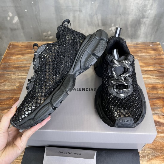 3XL sneaker runner