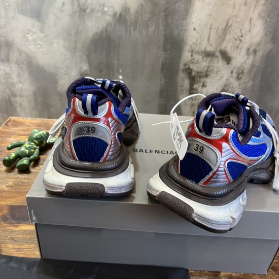3XL sneaker runner