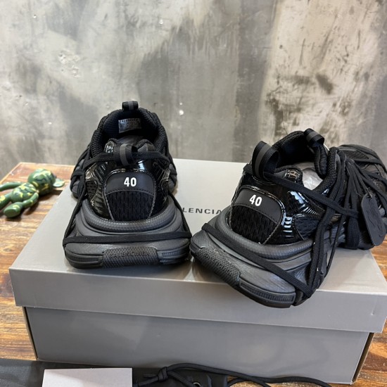 3XL sneaker runner