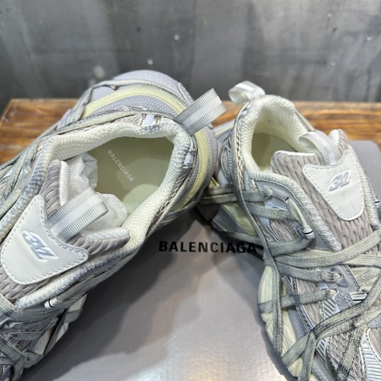 3XL sneaker runner