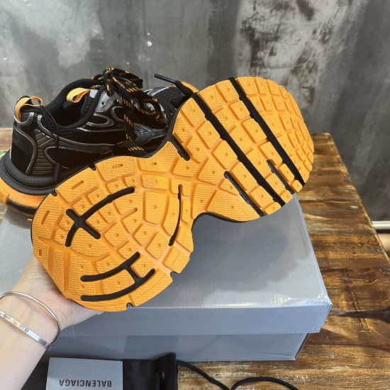 3XL sneaker runner