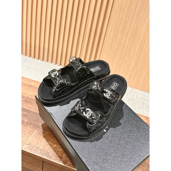 Slippers, beach shoes