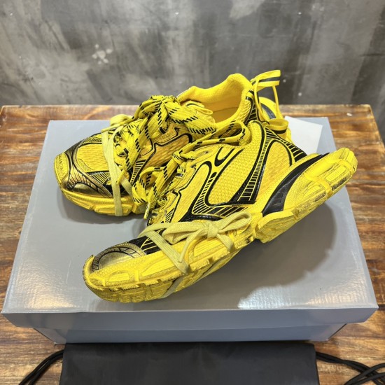 3XL sneaker runner
