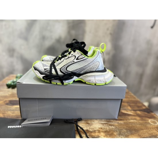 3XL sneaker runner